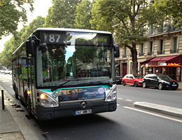 パリ市内を走るバス2000台に貼られたポスター